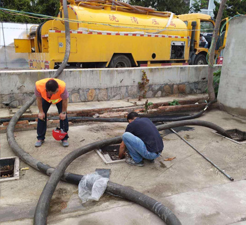 新建清理沉淀池时必须做好安全防范措施